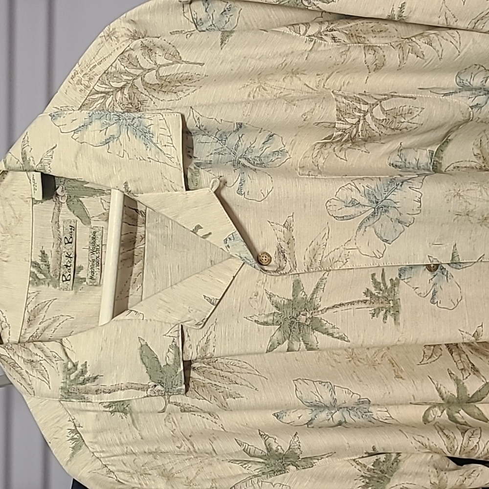100% sill Batck Bay short sleeve button up.